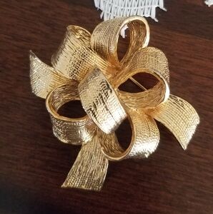 Gold Ribbon Multi Dimensional Brooch Exquisite Vintage